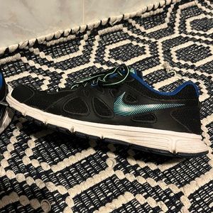 Women’s Nike tennis shoes size 7.5